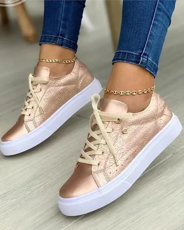 Eleganta sneakers med gulddetaljer