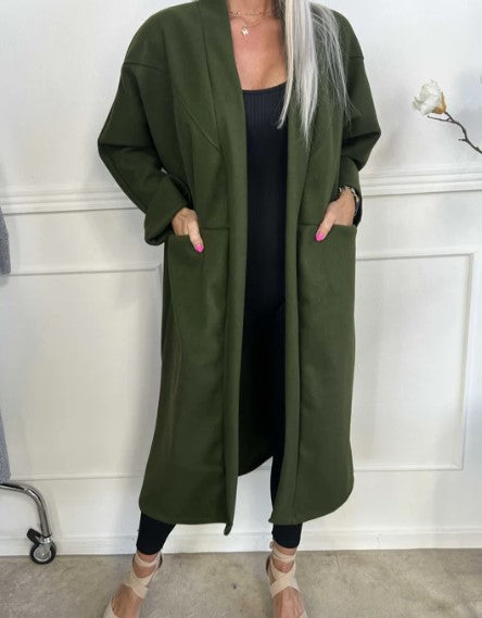 Annah - oversized kappa med tydliga sömmar och fickor