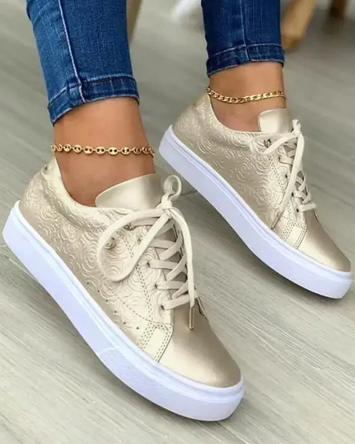 Eleganta sneakers med gulddetaljer